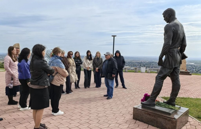 Сотрудники Управления Минюста России по Республике Хакасия посетили Мемориальный комплекс на горе Самохвал, посвященный памяти погибших при защите Отечества