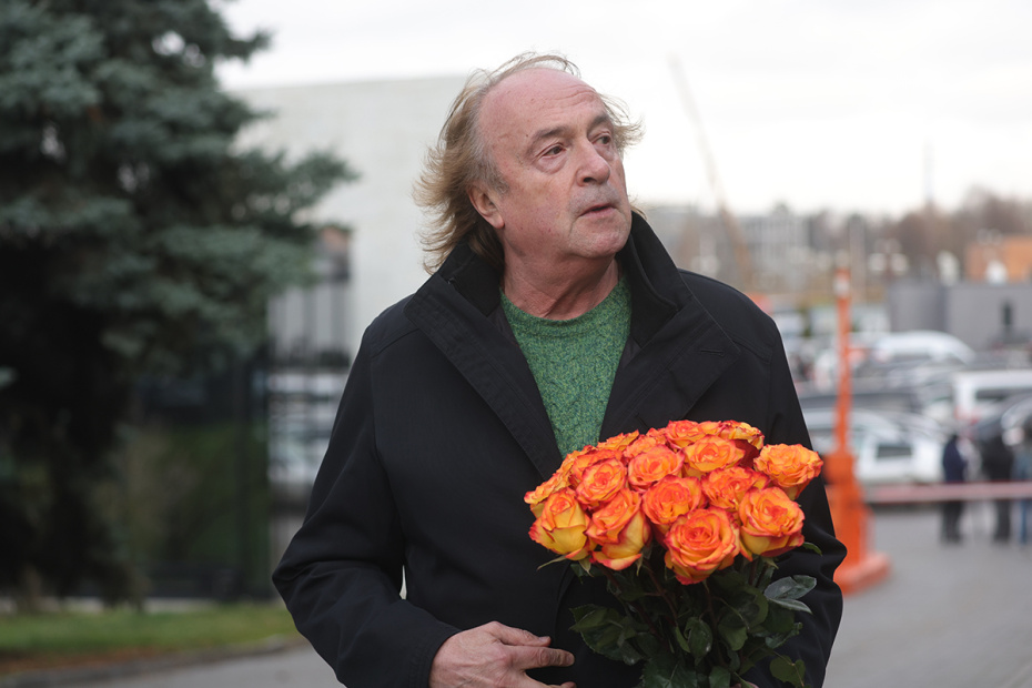 Юрий Давыдов на церемонии рощания с телеведущим Юрием Николаевым на Троекуровском кладбище в Москве