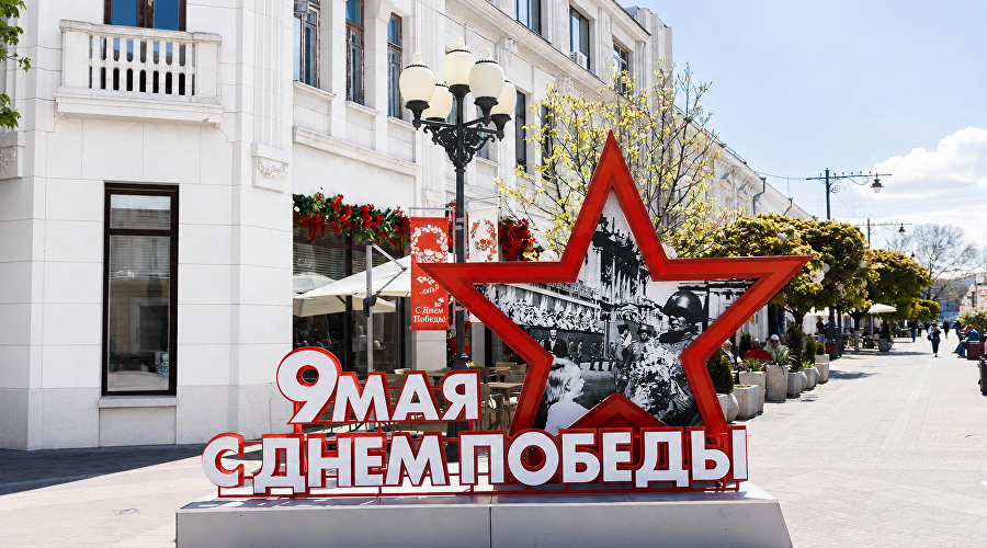 Инсталляция ко Дню Победы, установленная в Симферополе