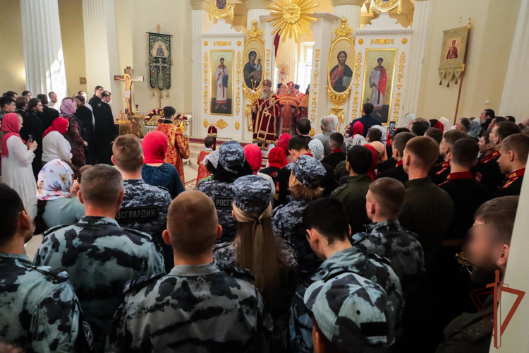В Казани росгвардейцы приняли участие в богослужении в День памяти великомученика Георгия Победоносца