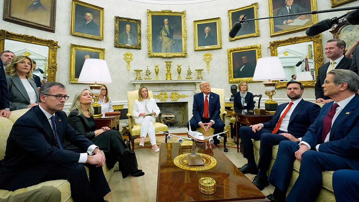 Президент США Дональд Трамп и премьер-министр Италии Джорджа Мелони (в центре)