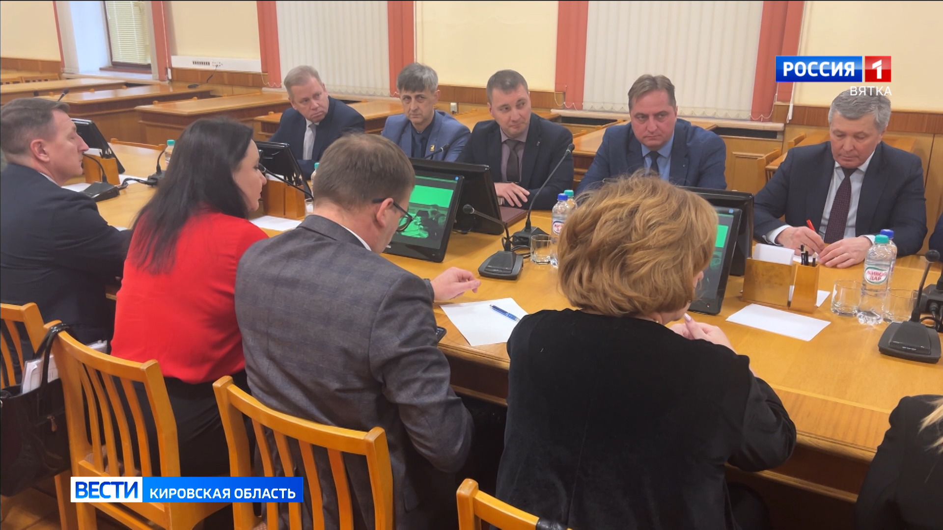 Глава региона заслушал доклады глав муниципалитетов, откуда поступили вопросы жителей на прямую линию