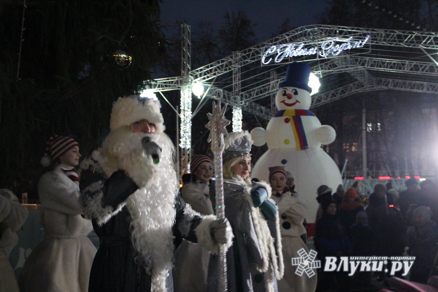 24 декабря зажгутся огни на городской елке в Великих Луках