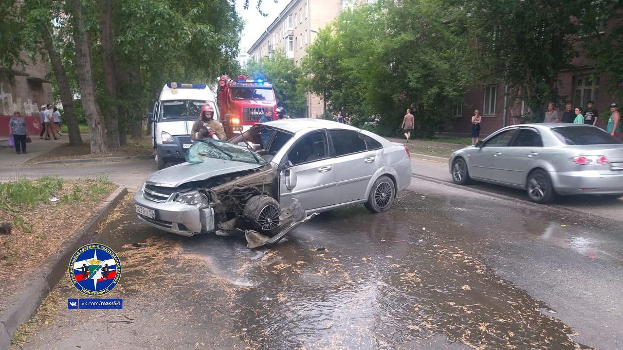 Спасатели достают пострадавших в дтп