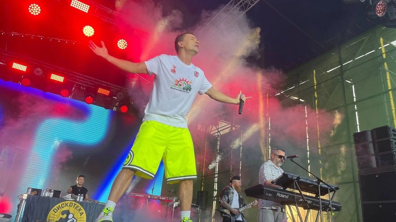 Алексей Серов был в ярко-салатовых шортах