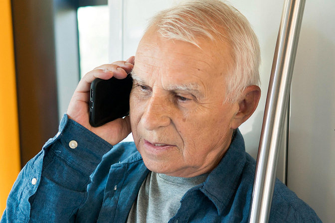пожилой человек говорит по мобильному мошенники спам звонки