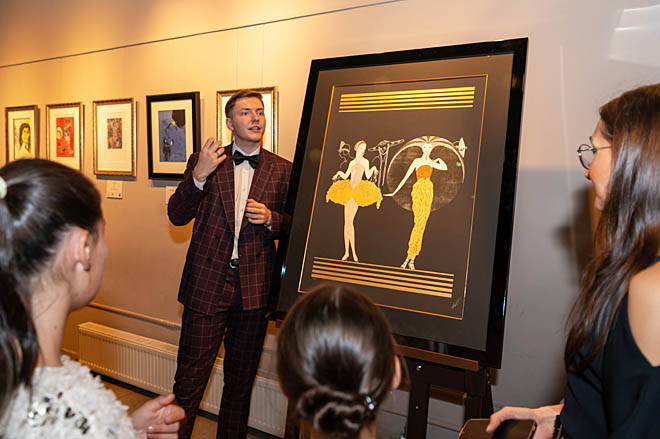 В фойе Дома народного творчества два дня работала выставка, на которой посетители могли увидеть подлинники Марка Шагала и Эрте. Они были предоставлены частными коллекционерами, друзьями театра «Геликон-опера». ФОТО: ЗЕМФИРА АЗАМАТОВА