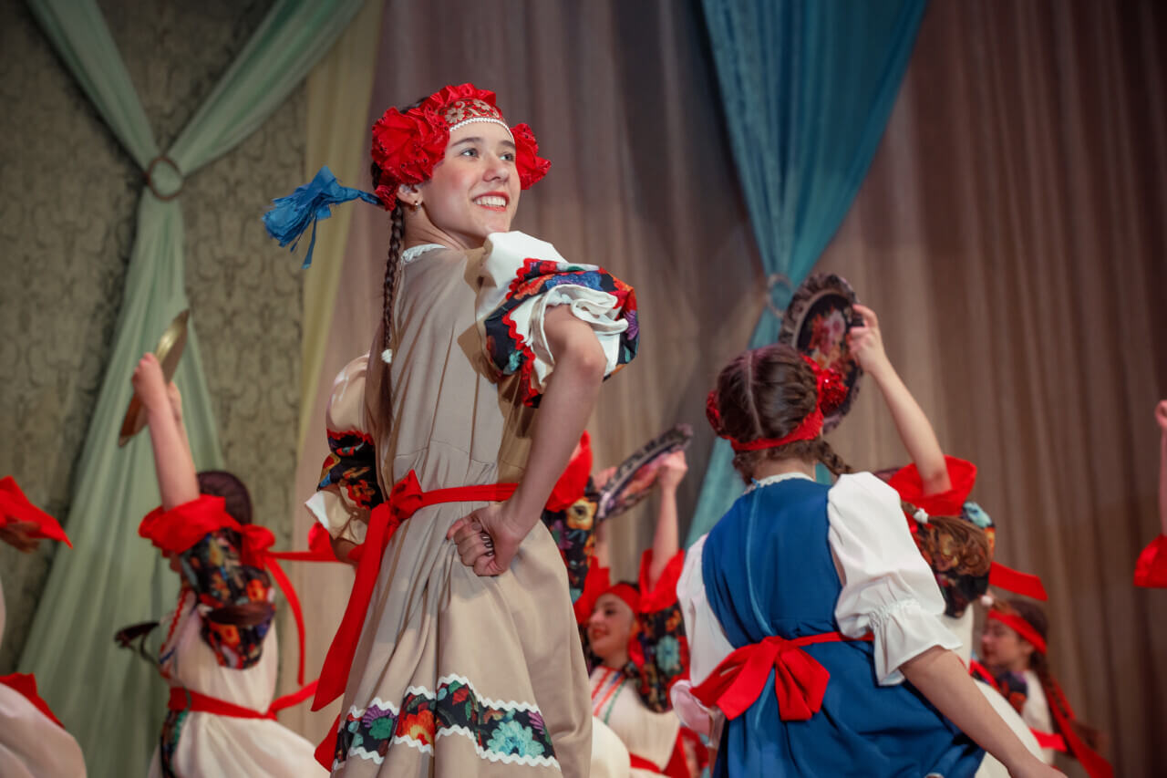 танец детей оригинальный. весенняя капель танец в детском. конкурс танцев. весенняя пляска для малышей. весенняя капель танцы.