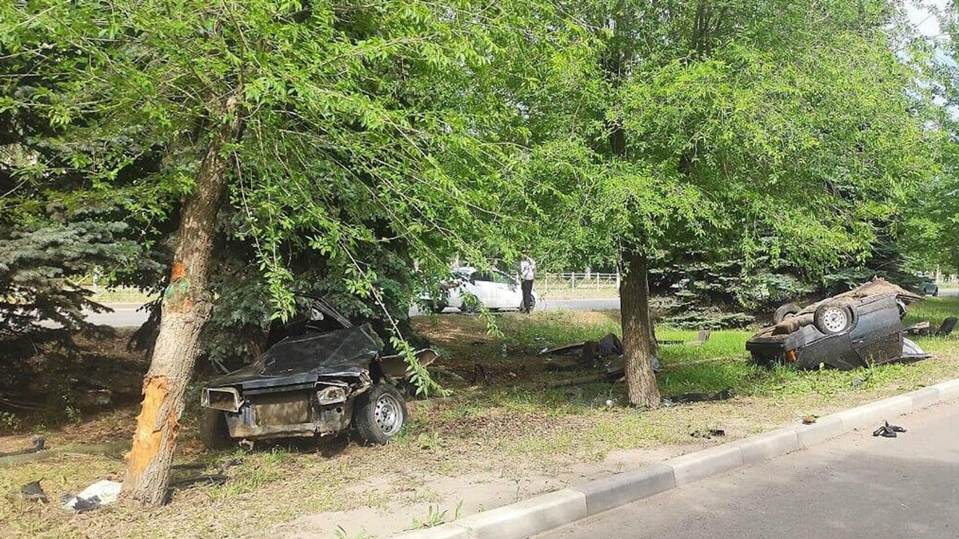 30 июня 2023 г. Машина врезалась в дерево. Машина въехала в дерево. ДТП город Волжский Волгоградская область.