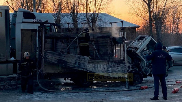 На Бердском шоссе Новосибирска пламя охватило грузовой автомобиль