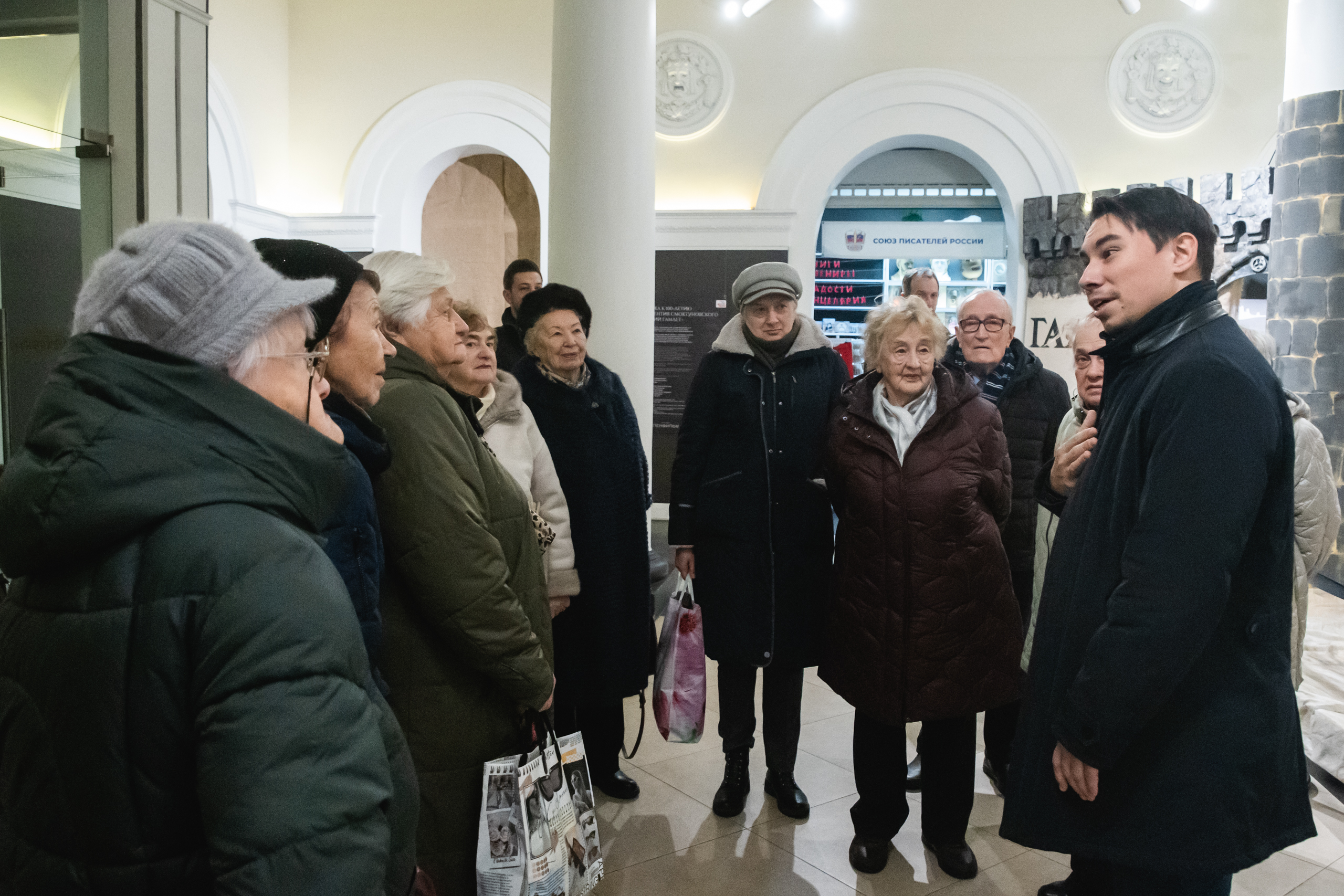 Киностудия «Ленфильм» провела экскурсию для блокадников 6