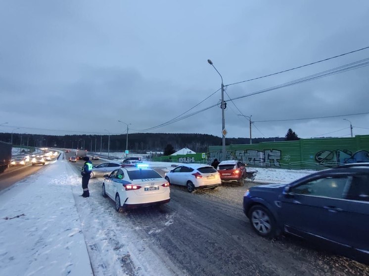 В Томске в аварию попали 2 иномарки и 1 Lada на улице Балтийской