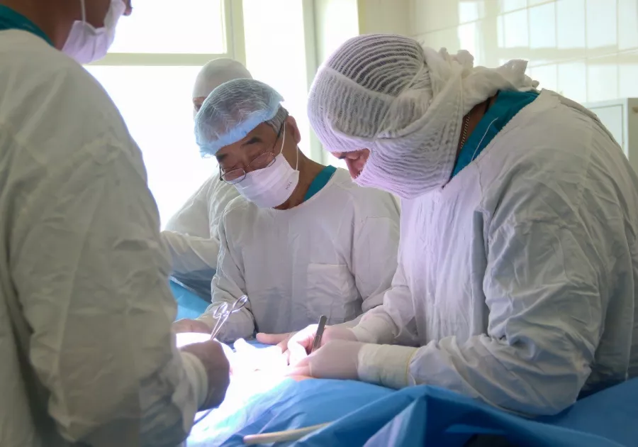 Хирург Юрий Тен на операции