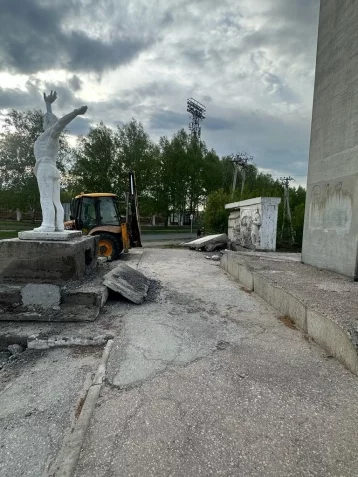 Фото: «Запланировано полное восстановление»: мэр Юрги рассказал о ремонте памятника революции 1