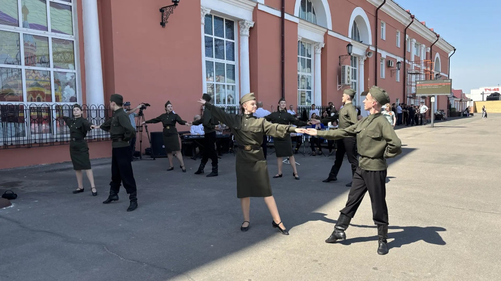 Перрон брянского вокзала превратился в праздничную танцевальную площадку