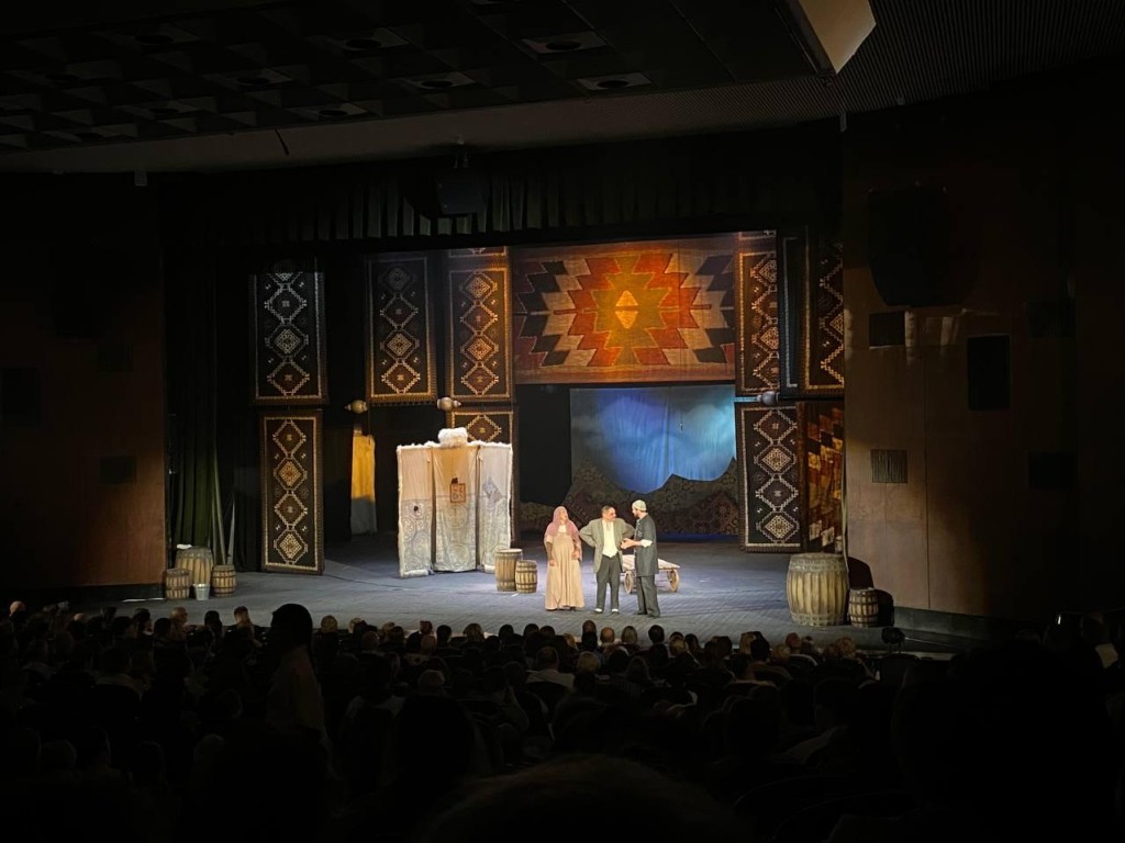 Море впечатлений и заряд позитива: получатели соцуслуг из Серебряных Прудов побывали на красочном спектакле в Тульском театре драмы