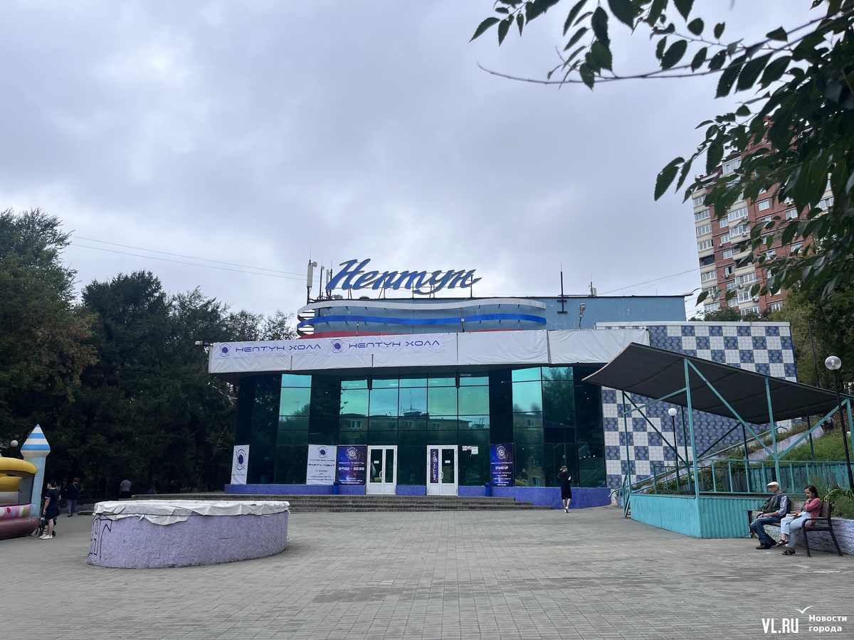 Кинотеатр нептун. Кинотеатр Нептун Владивосток. Кинотеатр Нептун Новороссийск. На площади кинотеатр Нептун Владивосток фонтан фото