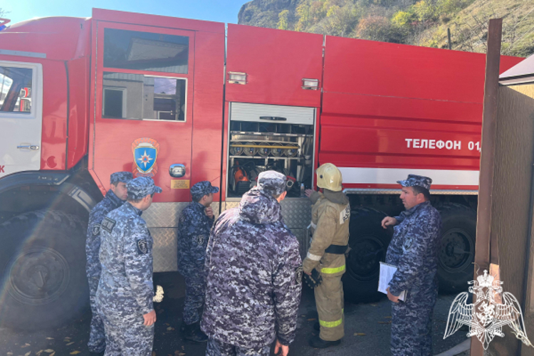 Совместное занятие сотрудников Росгвардии и МЧС прошло в Карачаевске
