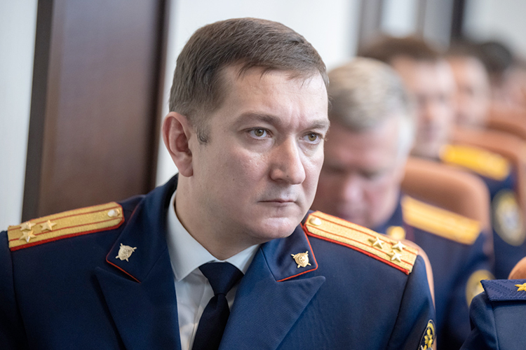 Наши источники в силовых структурах описывают Олейника так: это очень энергичный, открытый человек, семьянин. Еще одна важная черта — он человек глубоко верующий