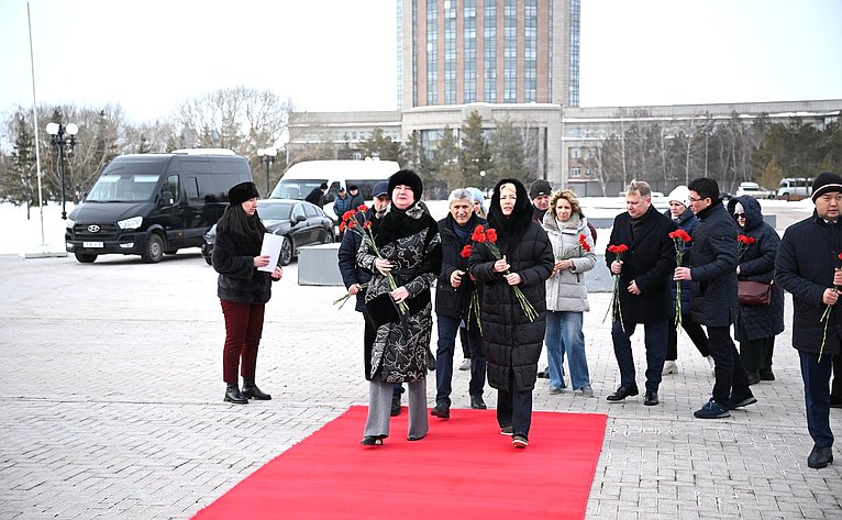 В составе делегации Постоянной комиссии МПА СНГ Татьяна Сахарова приняла участие в церемонии возложения цветов к Монументу «Защитники Отечества»