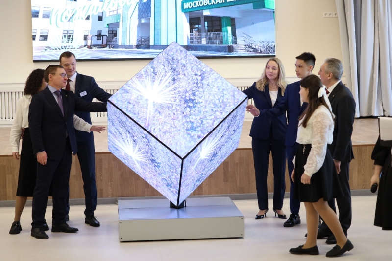 В открытии школы в поселке Московский приняли участие первый вице-спикер Совфеда РФ Владимир Якушев и губернатор Александр Моор