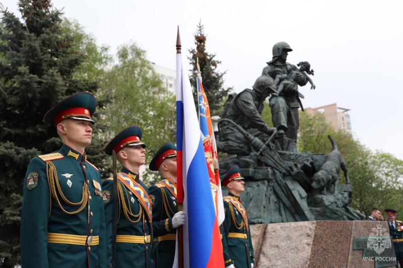 Руководство и сотрудники МЧС России отдали дань памяти воинам, погибшим в Великой Отечественной войне
