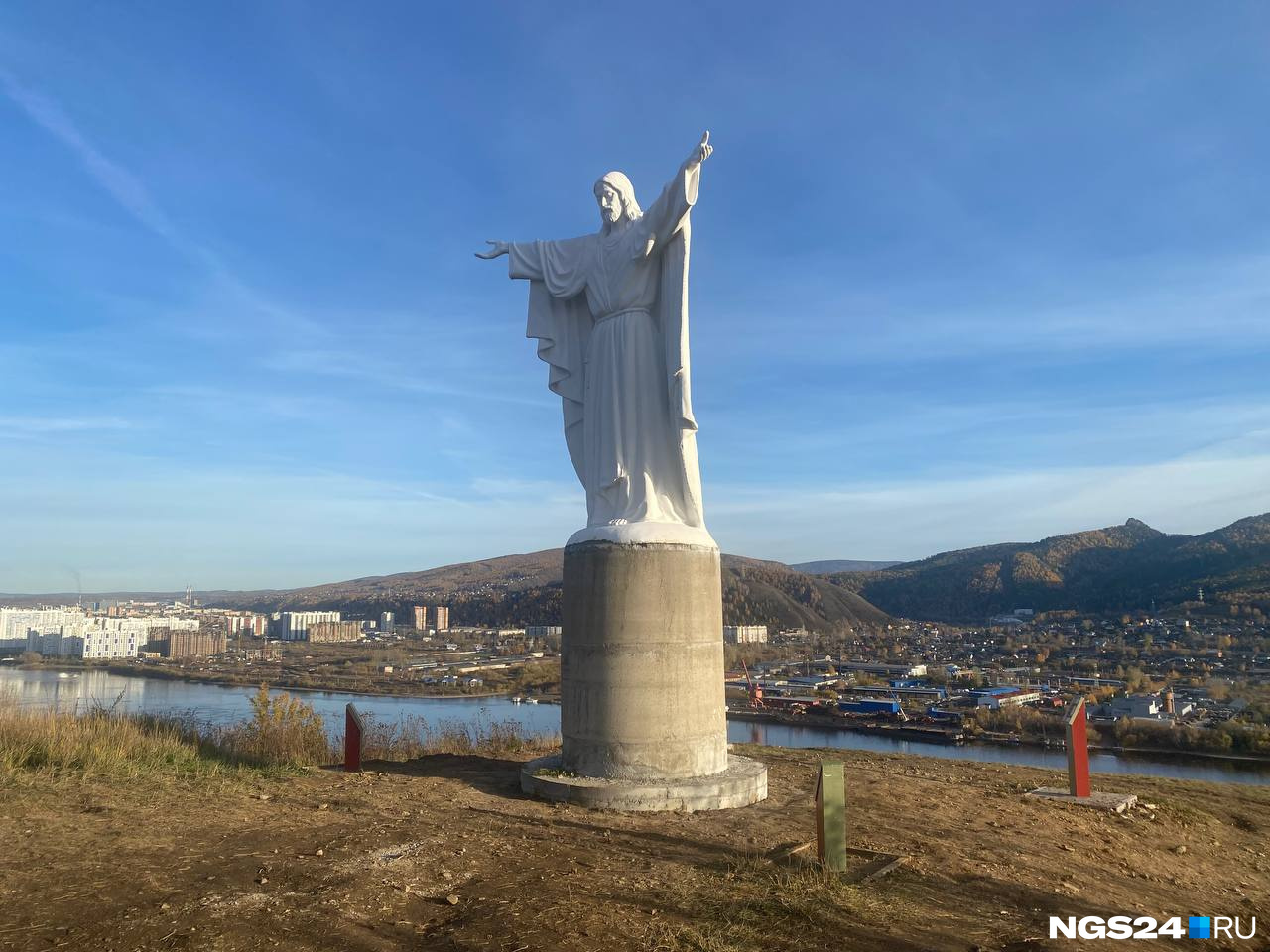 Статуя иисуса в красноярске. Статуя Иисуса Христа в Красноярске в Академгородке. Статуя Христа-Искупителя. Статуя Христа Лиссабон. Статуя свободы Красноярск.