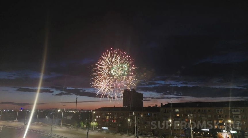 Появилось видео неожиданного громкого салюта 7 мая в центре Омска