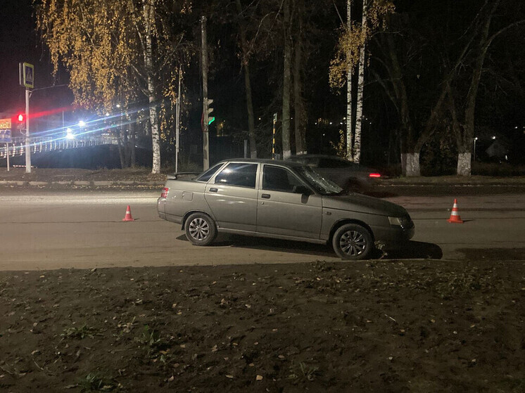 Молодой водитель сбил пешехода в Вытегре, переходившую дорогу на красный свет