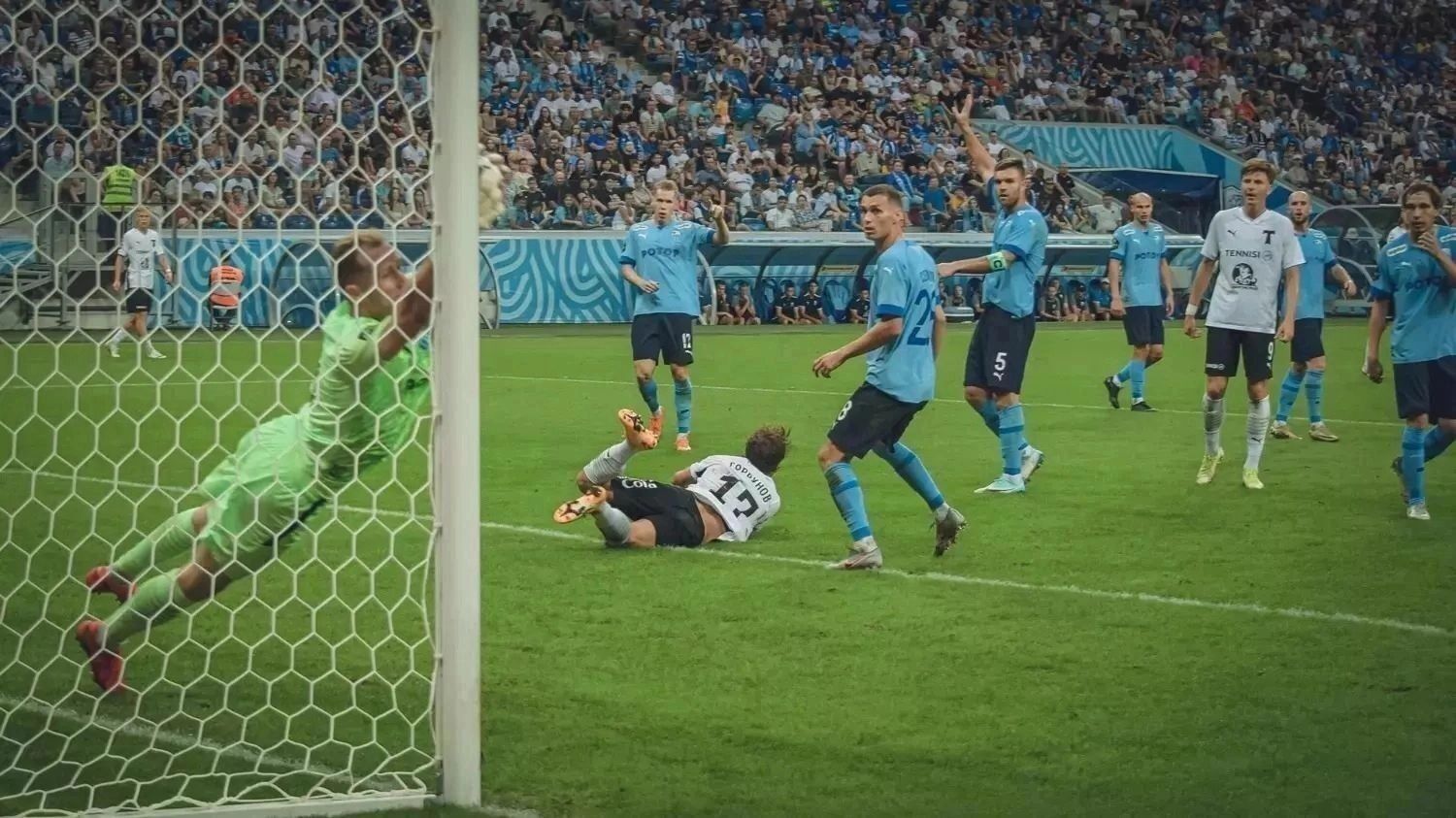 Футболисты «Ротора» на поле