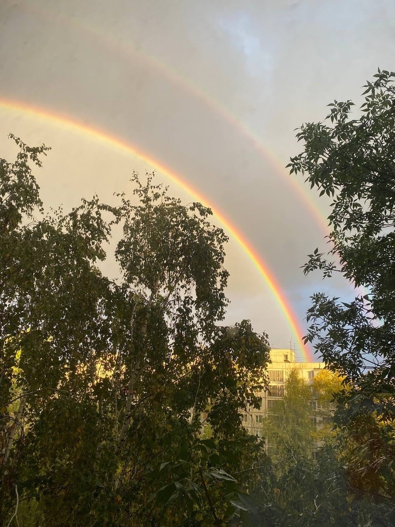 Радуга в небе. От чего появляется радуга на небе после дождя. После дождя появляется радуга. Фото радуги в небе после дождя. Радуга для детей объяснение.