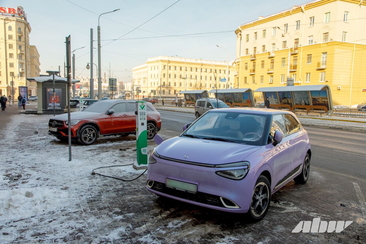 Таксисты занимают все зарядки? Что происходит на электрозаправках днем