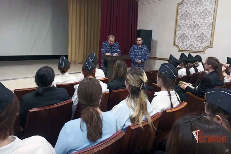 Студенты Болховского педагогического колледжа познакомились со службой в Росгвардии