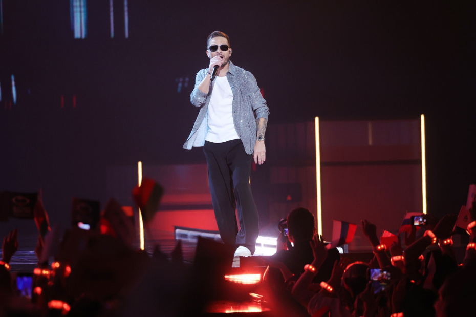 Омар Аседо (Венесуэла) выступает на международном музыкальном конкурсе «Интервидение» 2025