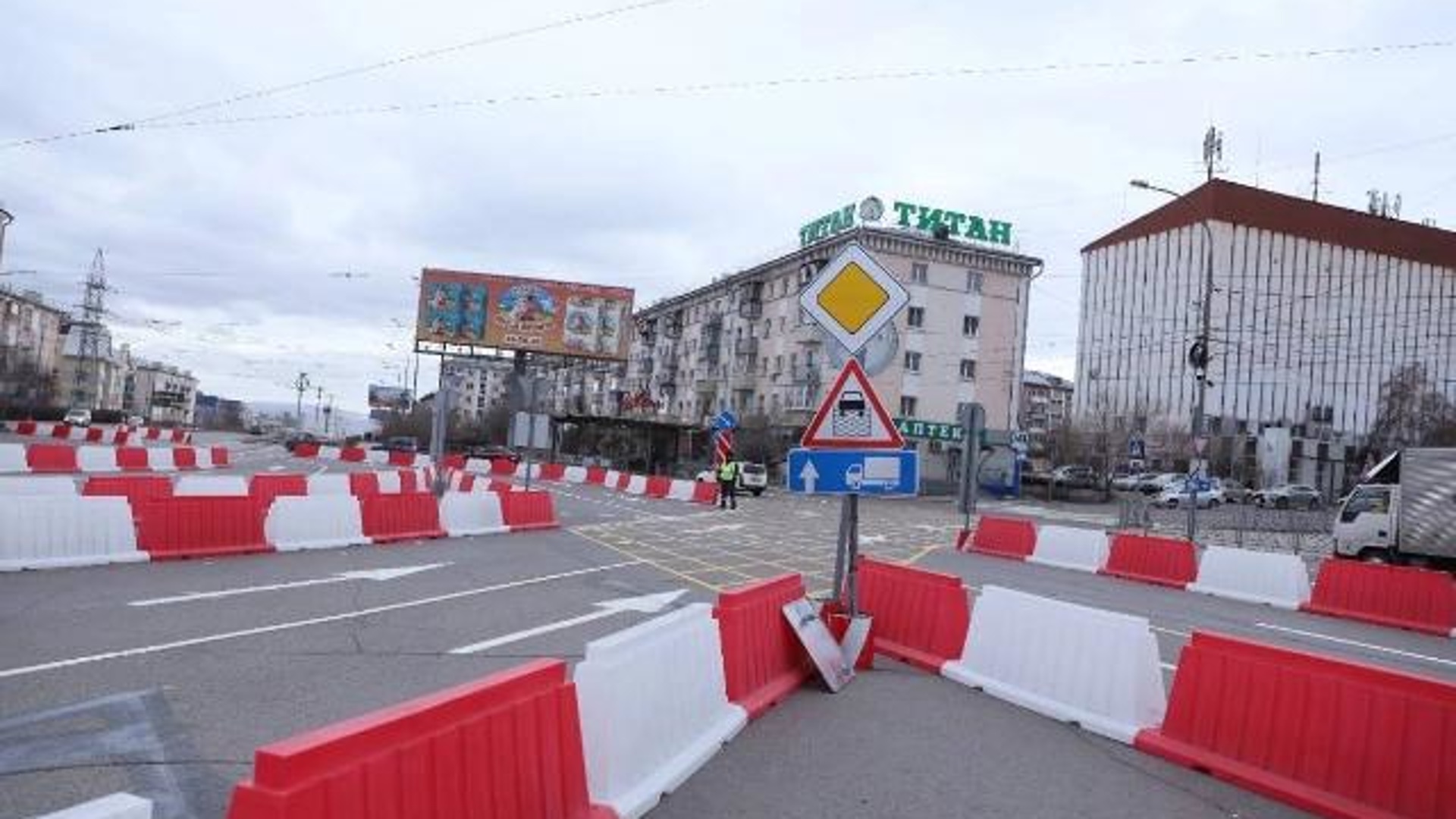 Комсомольская улан удэ. Международная граница Улан Удэ. Парковка Пионер Улан Удэ. Аллея героев Улан Удэ. Новый светофор авто Саратов.