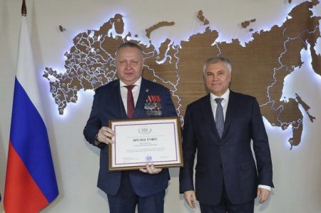 Вячеслав Володин наградил Сергея Авезниязова грамотой и часами
