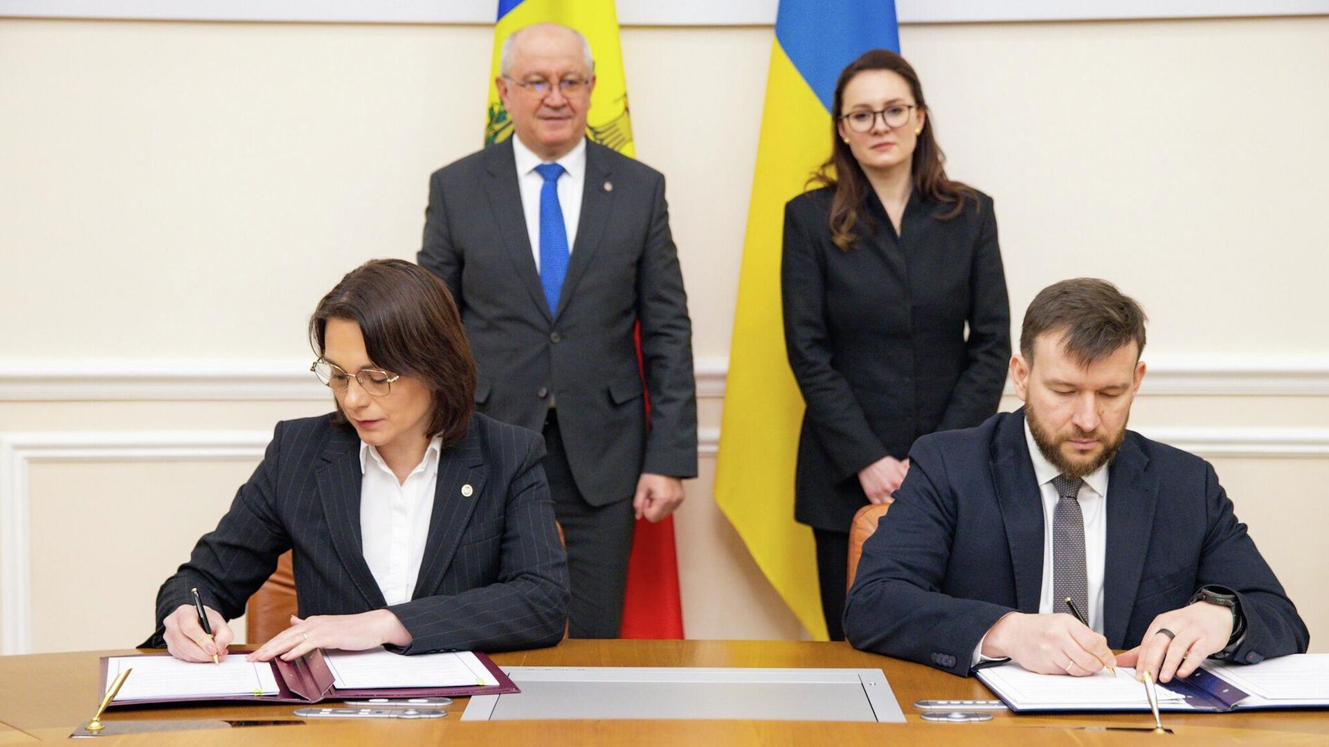 Правительства Молдовы и Украины подписали три соглашения о сотрудничестве - Sputnik Молдова, 1920, 11.02.2026