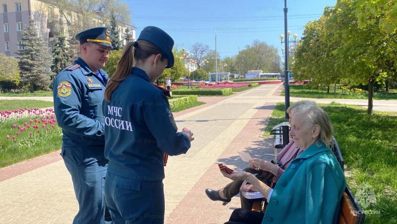 Сотрудники МЧС России поздравили белгородцев с 81-ой годовщиной Великой Победы и напомнили о правилах пожарной безопасности в праздничные дни
