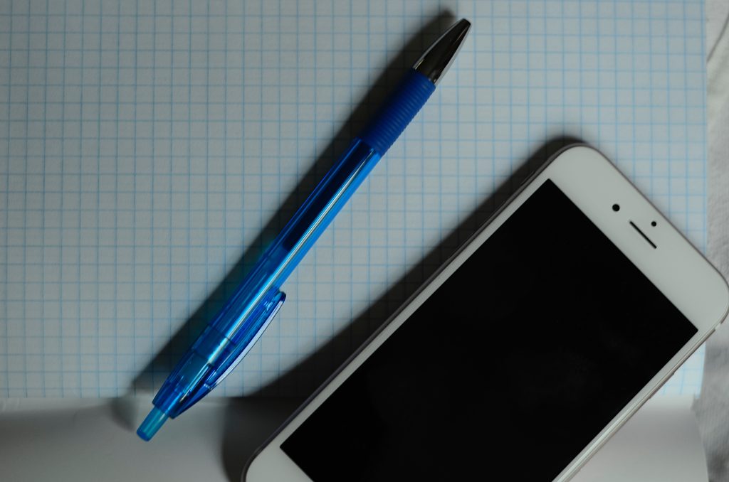 Представители ЦМД &laquo;Москворечье-Сабурово&raquo; организуют курс по пользованию национальным мессенджером. Фото: Анна Быкова, «Вечерняя Москва»