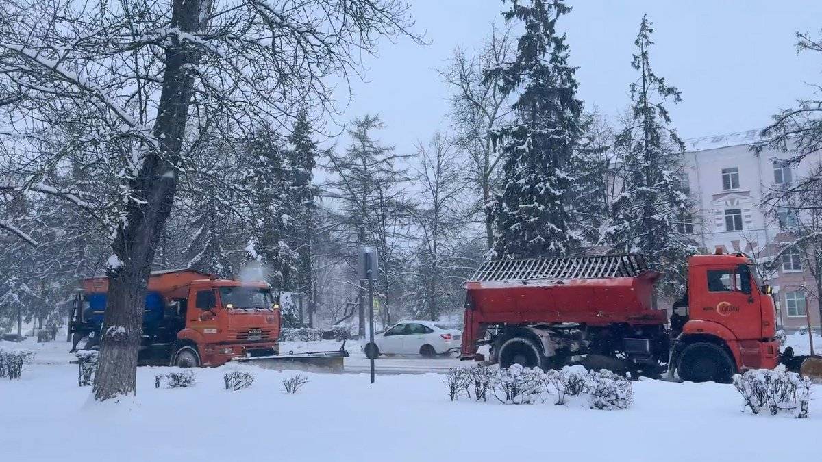 Уборкой снега в Великом Новгороде занимаются муниципальные учреждения «Городское хозяйство» и «Парки Великого Новгорода», а также компания «Солид».