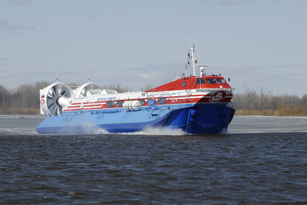 2560px-A48_passenger_hovercraft.JPG