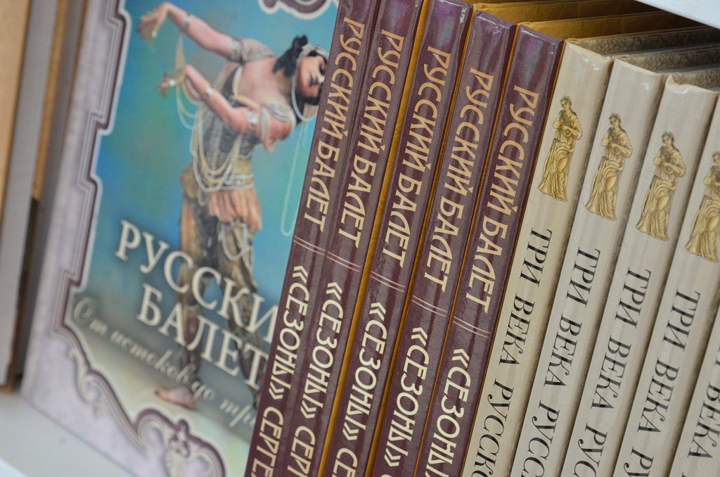 В книге 120 страниц рисунки занимают 35 книги