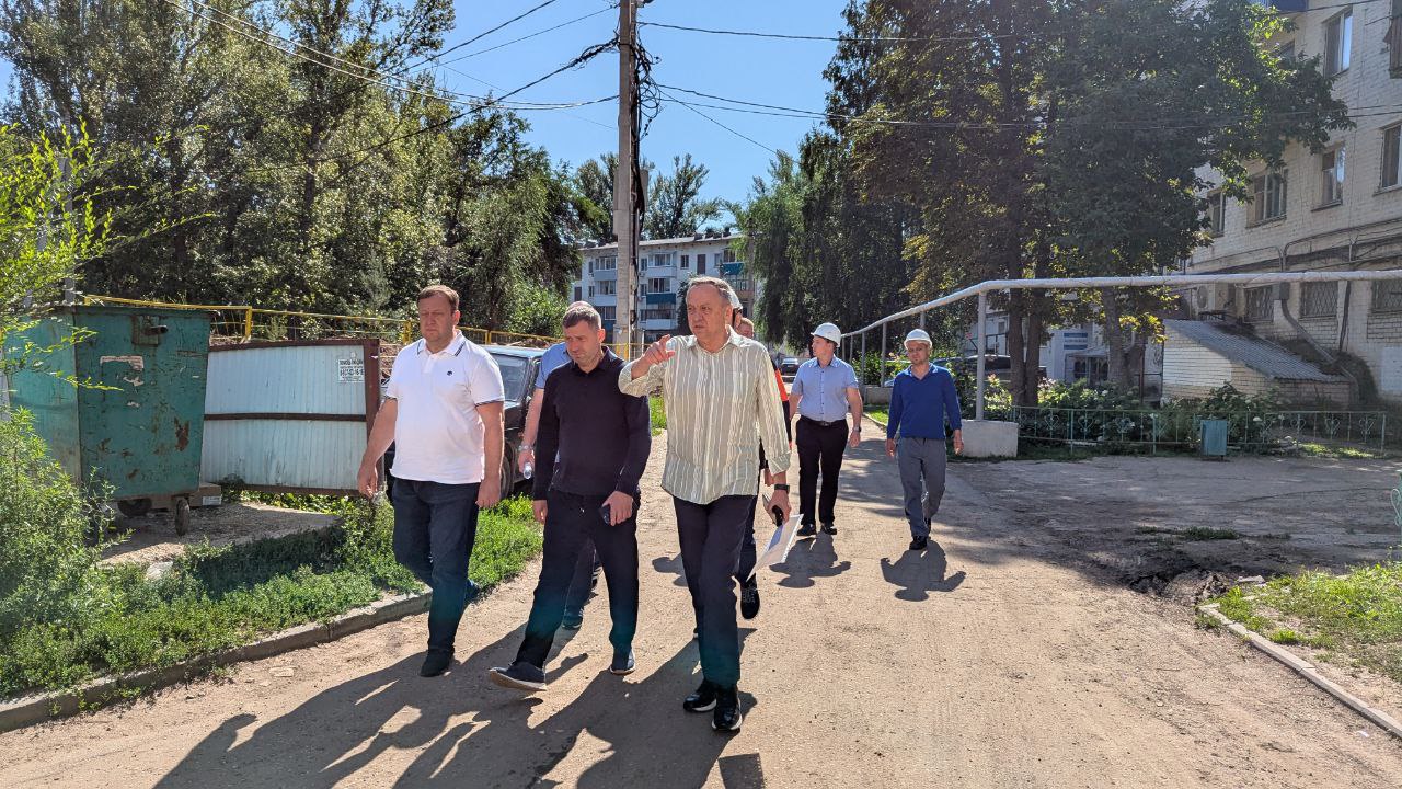 Сергей Барулин вместе с министром строительства и ЖКХ области Михаилом Бутылкиным осмотрел работы, которые выполняются в рамках концессионного соглашения