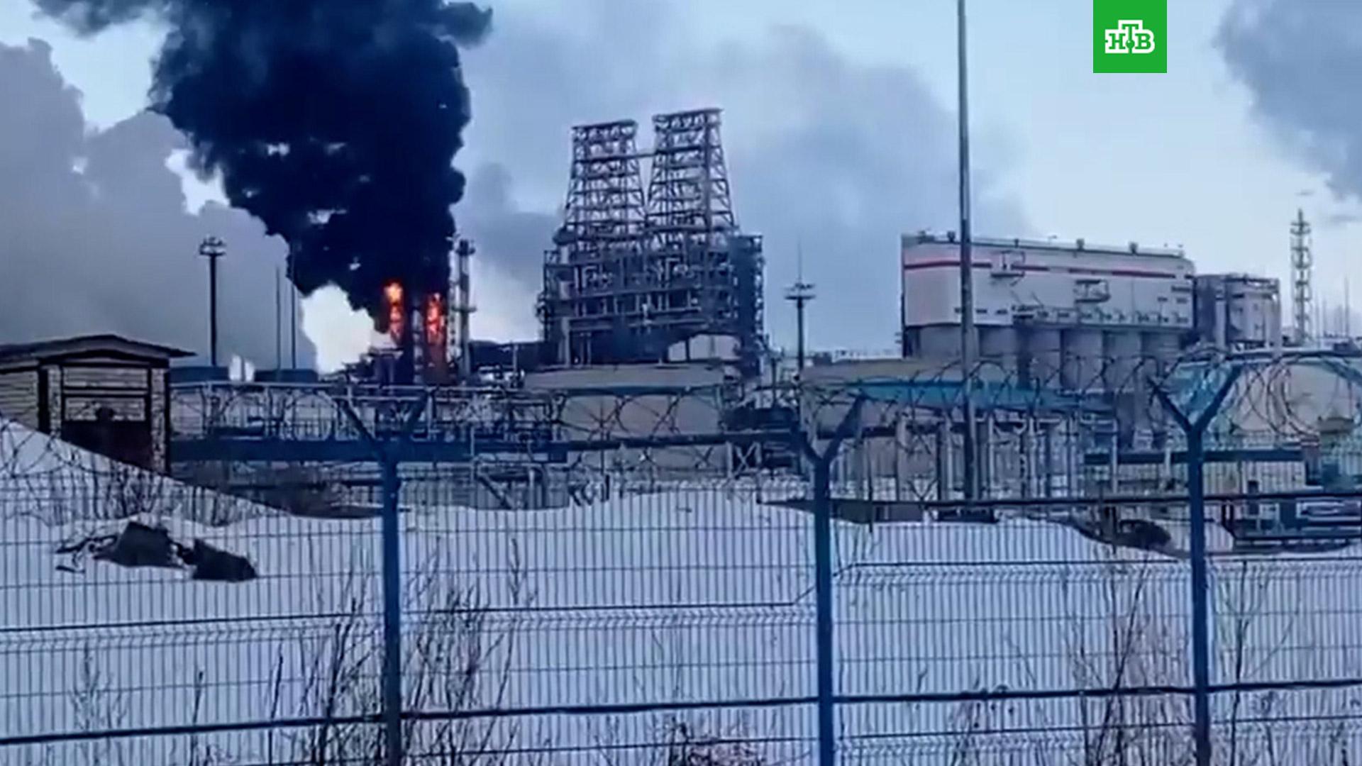 Пожар на нпз в кстове. НПЗ Лукойл Кстово. Лукойл НПЗ Кстово пожар. Кстово Нижегородская область пожар на нефтебазе.