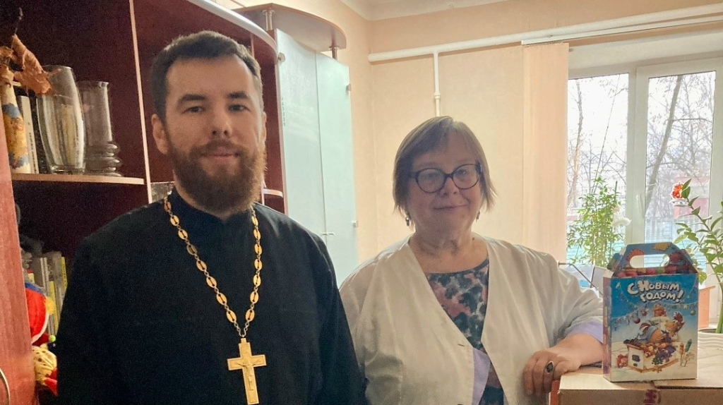 Брянская епархия передала рождественские подарки детям в больницах города