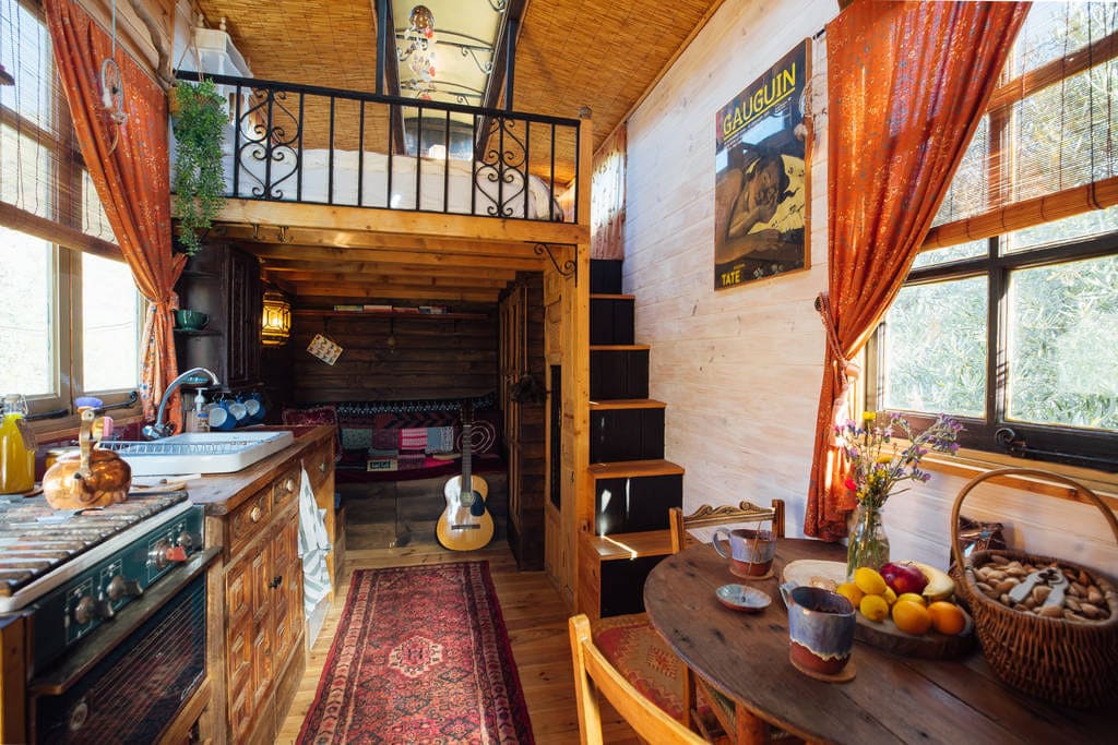 Уголок гостиной оборудован под лофтовой спальней.