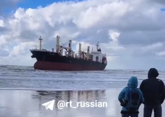 сухогруз в холмске на мели. сухогруз ливадия выброшенный. судно в холмске сахалинской. архипо осиповка судно на мели. холмск корабль мель сахалин.