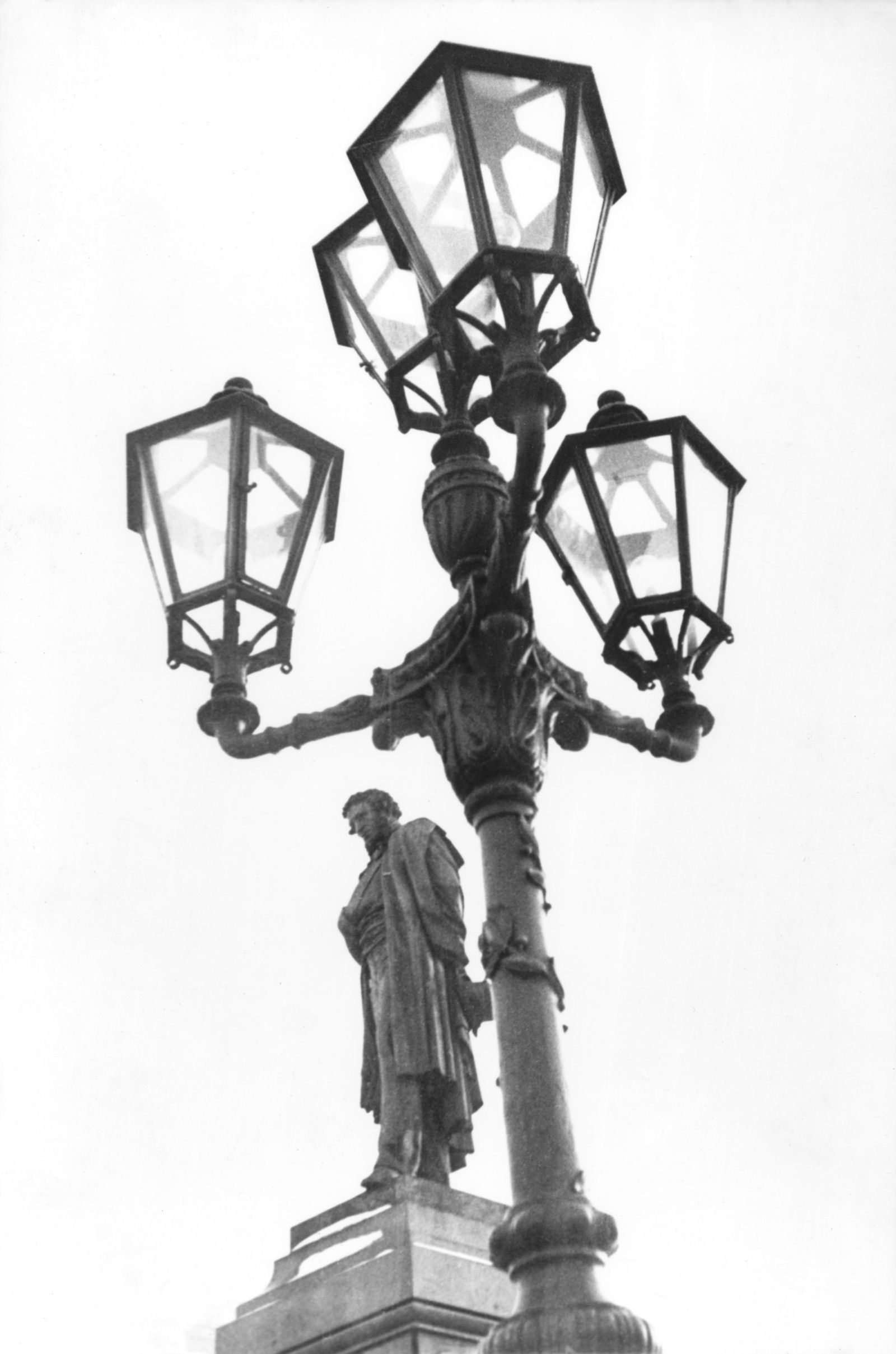 Русский свет. Фонарщик в петербурге 19 век. Фонарщики 19 века. Первые в мире электрические фонари. Керосиновые фонари 19 века.