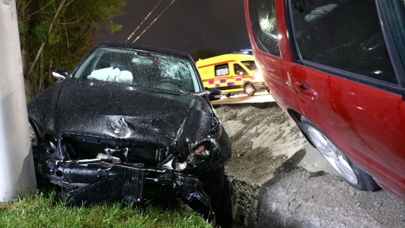 автомобильная авария и люди.