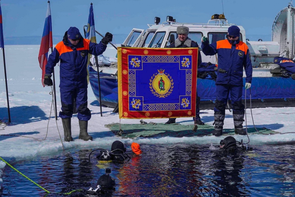 Знамя Академии ФСИН России погрузили в озеро Байкал на глубину 15 метров 